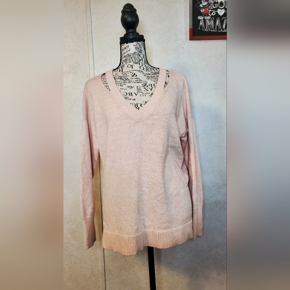 LOFT Sweaters - LOFT Shoulder/Neck Cutout V-NECK Peach Size:M